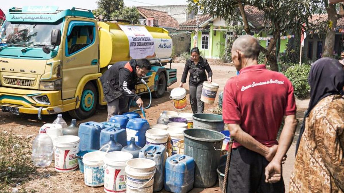 受干旱影响的西万隆人民接受清洁水