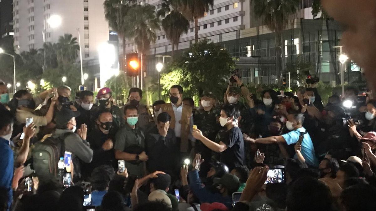 Anies المخاوف بشأن مجموعات من المتظاهرين والجامعات بعد عرض يرفض قانون حقوق الطبع والنشر العمل