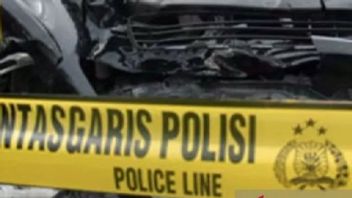 Motorcyclist Dies After Hitting a Transjakarta Bus on a Separator in Bandengan