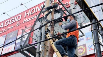 Depok City Government Cuts A Number of Aerial Cables on Margonda Street