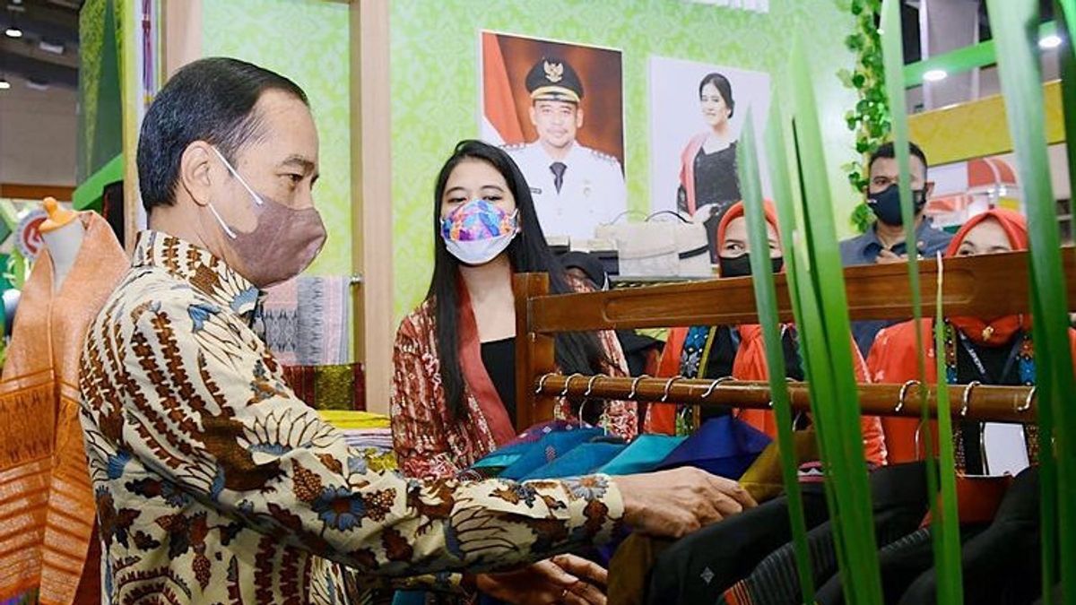 当总统看到Kahiyang Ayu"展出"的各种棉兰工匠产品时