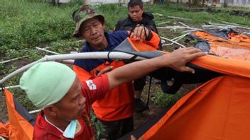 Dibongkar Warga Secara Swadaya, Tenda BNPB untuk Korban Gempa Cianjur Rusak