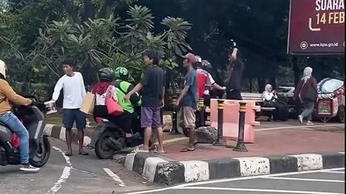 Pemotor Dimintai Uang untuk Lintasi Trotoar di Dekat DPR, Polisi: Kami Lakukan Penyelidikan