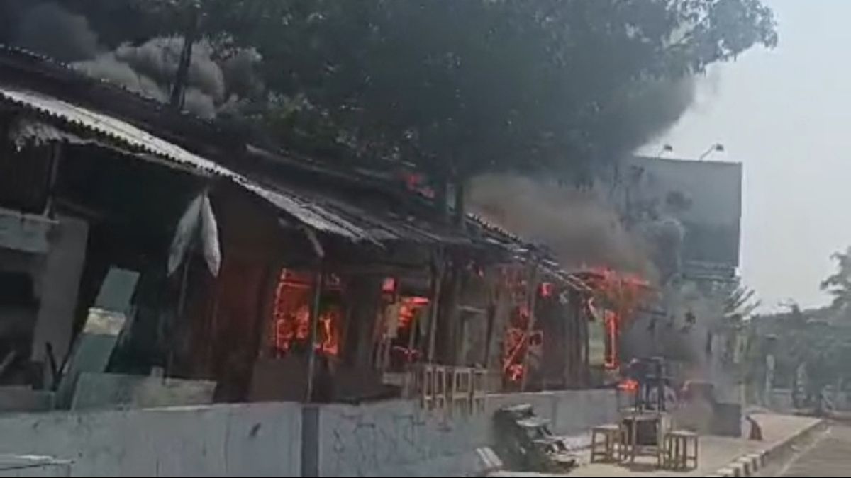 共有60名警官成功扑灭了西雅加达肯邦安的火灾