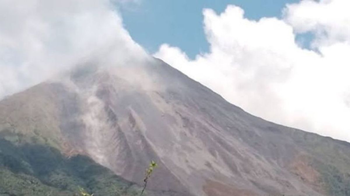 Mount Karangetang Releases Lava Falls With A Luncur Distance Reaching 1,750 Meters
