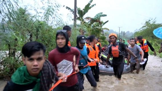 Tim SAR Gabungan Berhasil Evakuasi Puluhan Warga Terjebak Banjir di Kelurahan Sese Mamuju, Sulbar