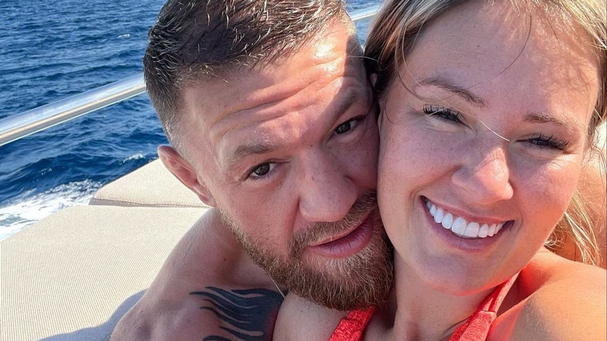 Evidence Of Love Dee Back, Conor Name Tattoo McGregor Near Breast