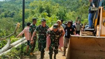 Akibat Tanah Longsor, Jalan Lintas Curup - Kabupaten Lebong Terputus