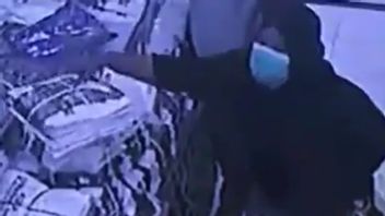 CCTVはヒジャーブで女性を捕獲タナアバン市場でダースの服を盗む