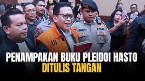 Hasto Kristiyanto Bacakan Pledoi Bentuk Buku Ditulis Tangan