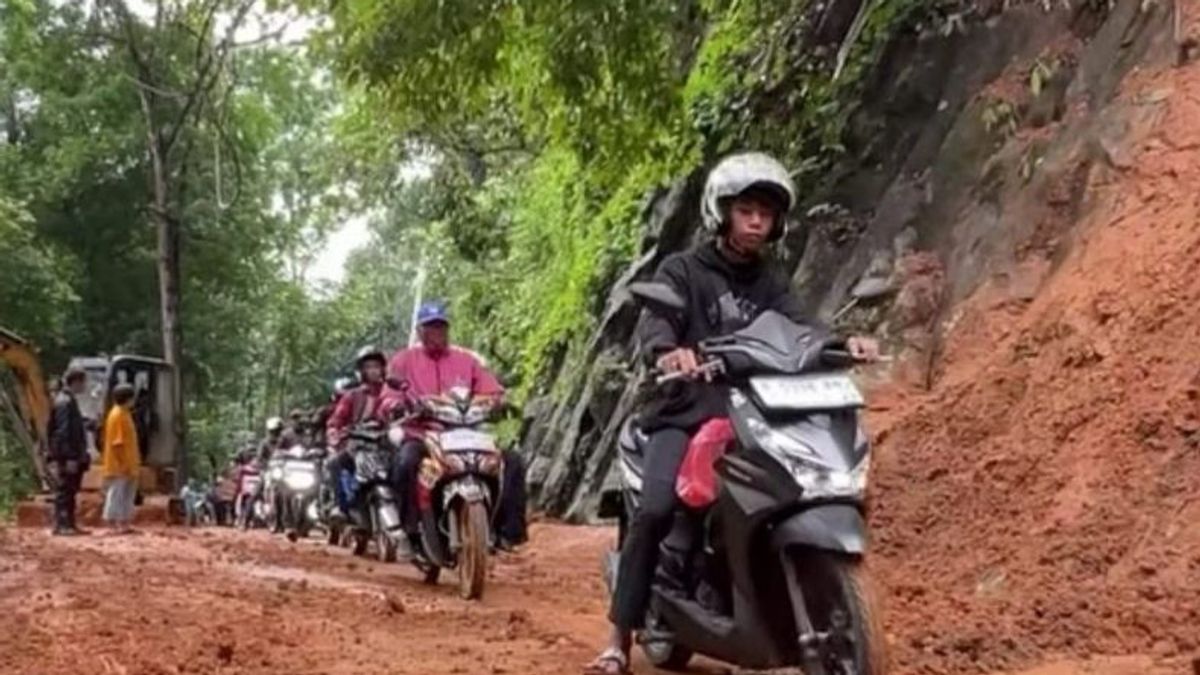 Jalan di Cianjur Selatan Longsor hingga Amblas, Polisi Lakukan Rekayasa Lalin 