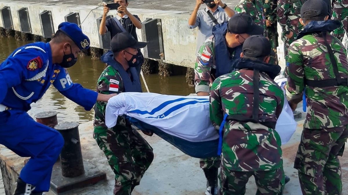 Evakuasi Korban KM United di Pulau Berhala, TNI AL Angkat Dua Jenazah ABK