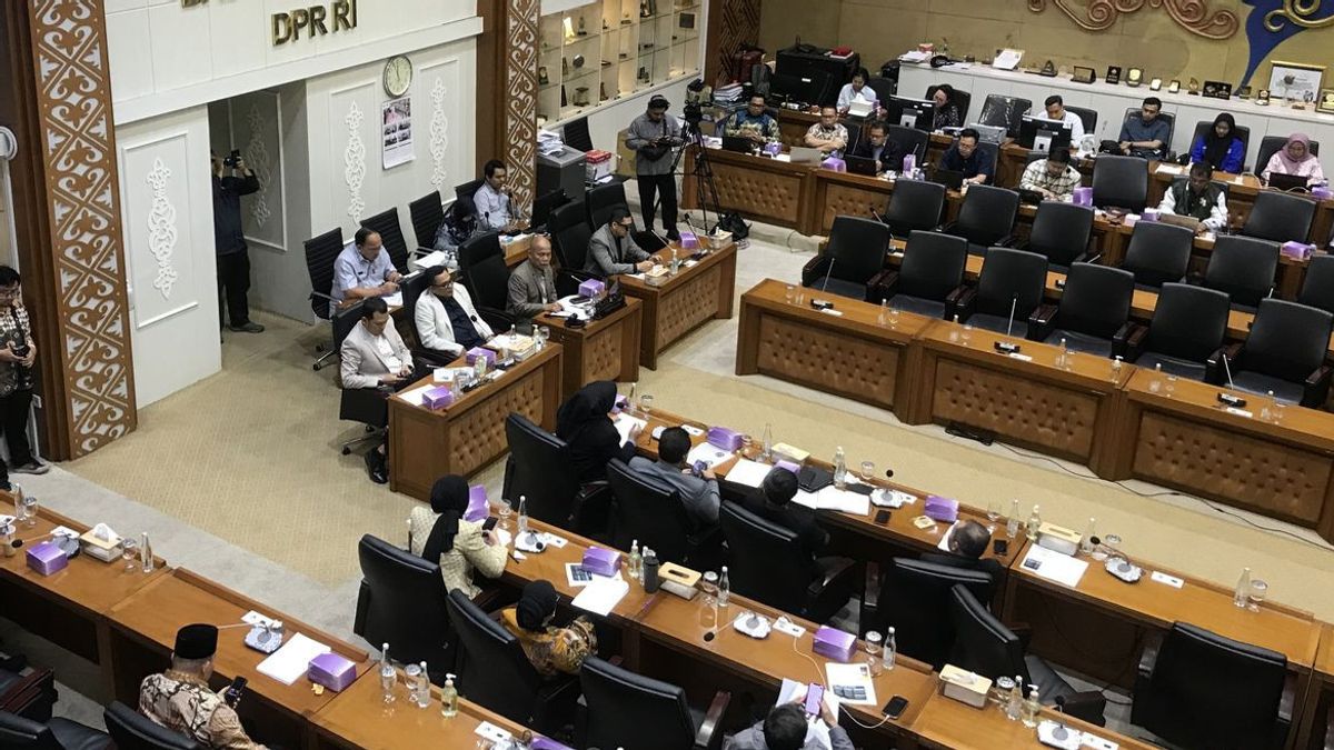 Dasco Perintahkan Seluruh Komisi DPR Tunda Rapat dengan Kementerian Bahas Efisiensi Anggaran