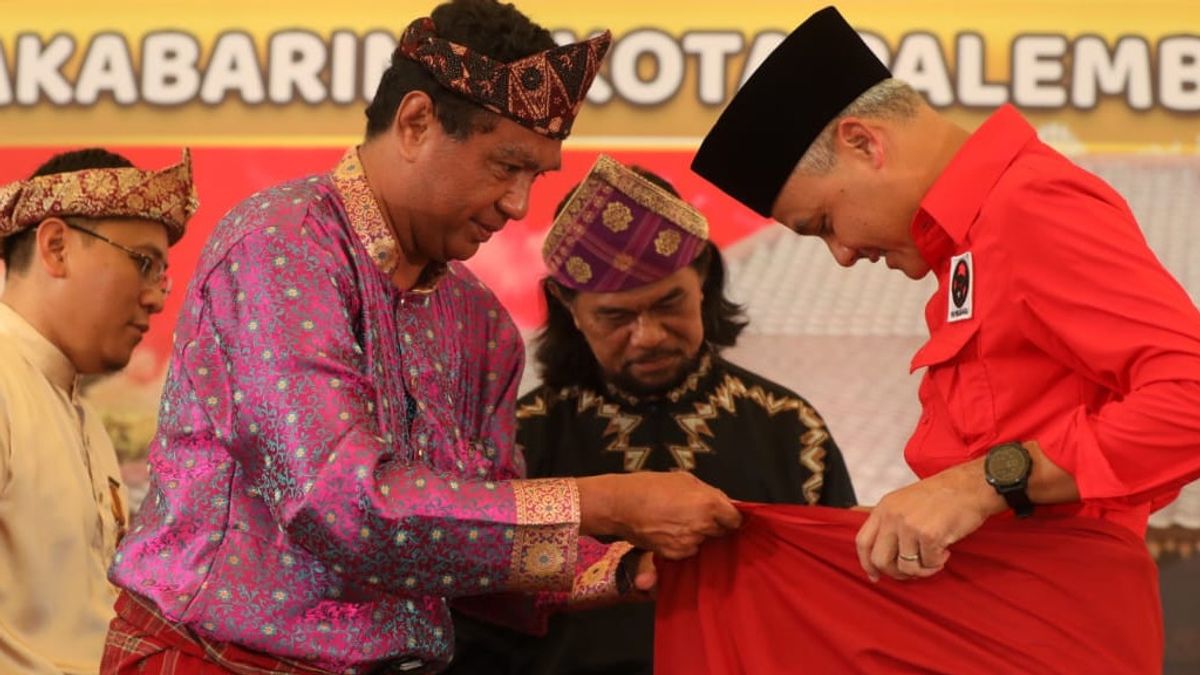 Disematkan Tanjak Melayu, Ganjar Kini Bagian dari Keluarga Kesultanan Palembang Darussalam