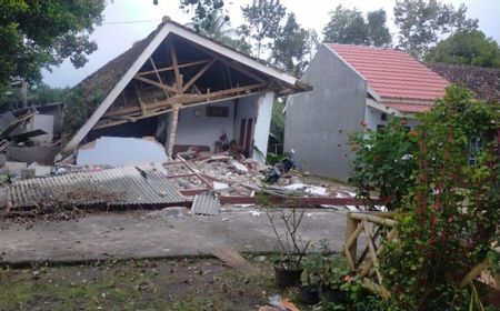 Tinjau Korban Gempa Bareng Mensos Risma, Menko Muhadjir: Fokus Korban, Infrastruktur Nanti