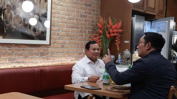 Makan Malam Bersama, Prabowo Terkesan dengan Buah Tangan dari Ridwan Kamil