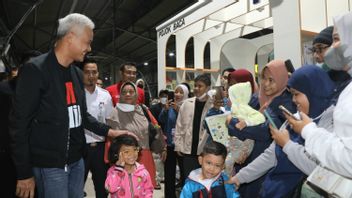 There Was Enthusiasm And Joy When Ganjar Pranowo Left His Free Homecoming Group At Pasar Senen Station