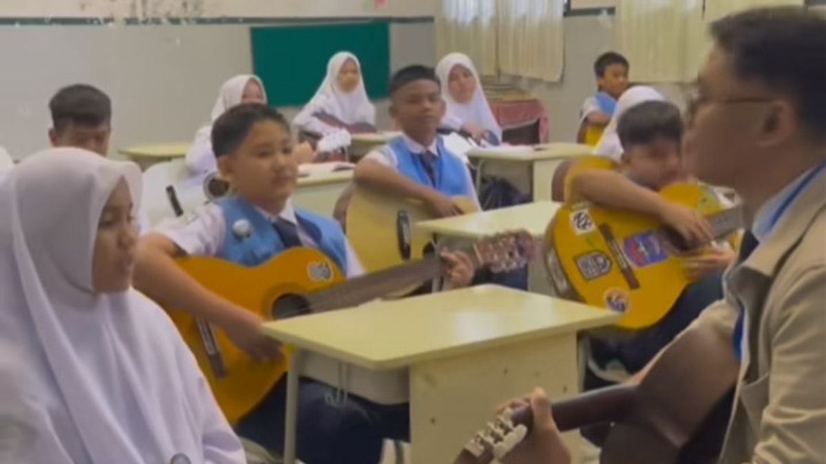 Un professeur viral à Medan enseigne ses étudiants à travailler ensemble avec iringan guitar