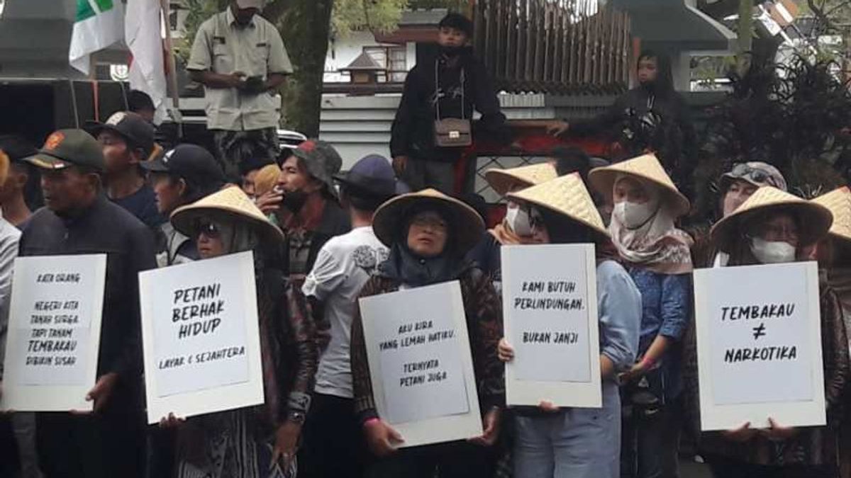 Equal Tobacco With Narcotics, Temanggung Farmers Demo Reject Health Bill