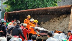 Truk Angkut Tanah Tindih Mobil Pribadi di Semarang, Ada Penumpang Terjebak 