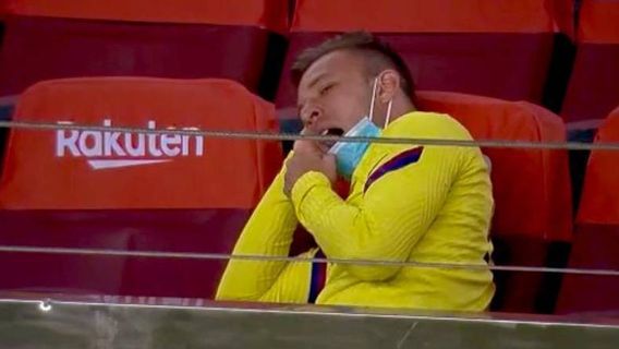 It Was So Boring For Barca's Game That Arthur Was Sleepy On The Bench