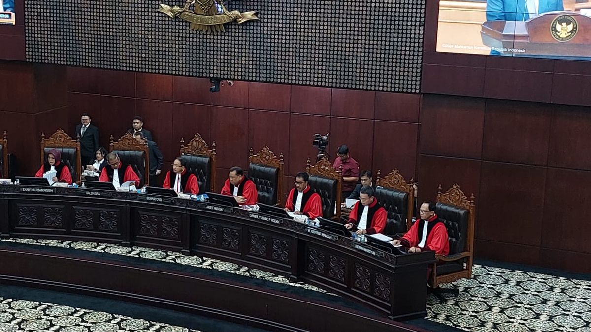 KPU Chairman Questions Expert Witnesses In Arresting NasDem Party Witnesses At The Constitutional Court Session