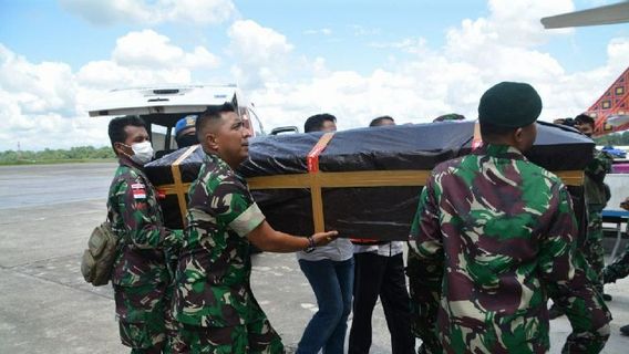 三名被遣返回家乡的KKB枪击案的印尼国民军受害者的尸体