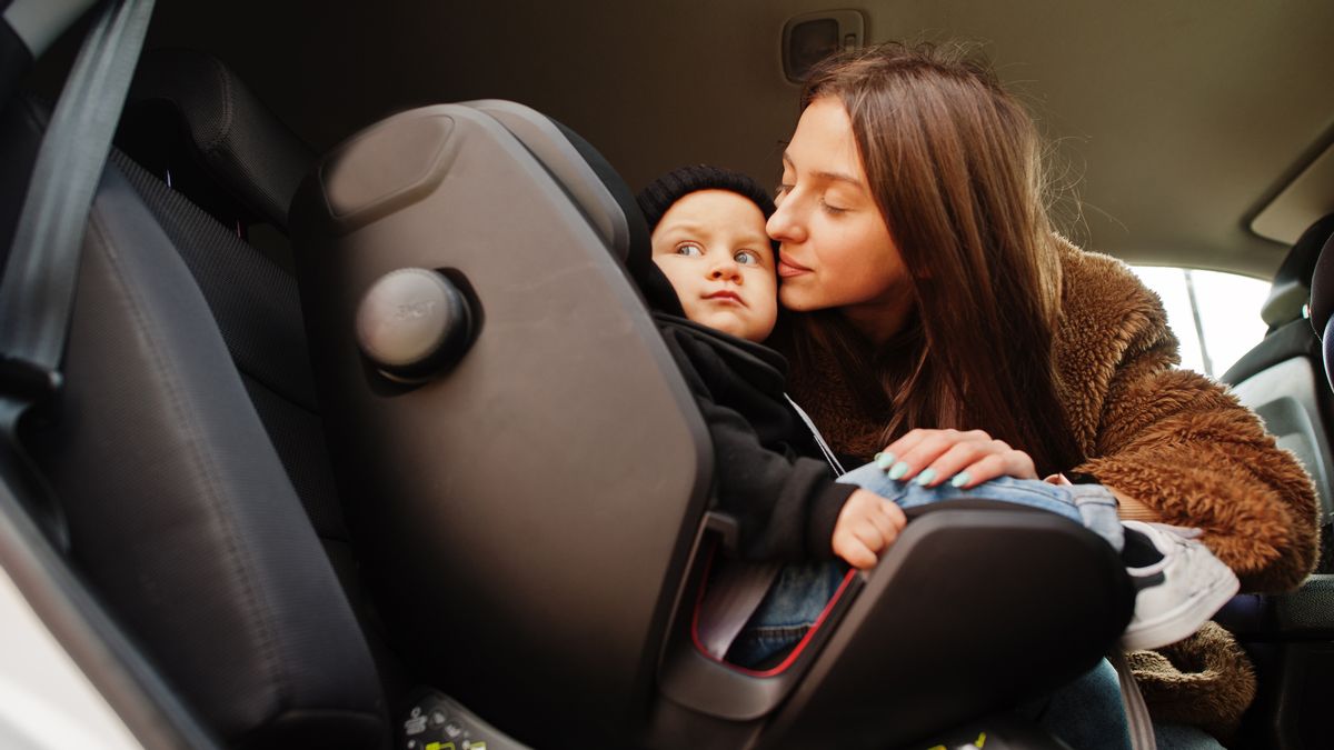 長距離旅行中に車の中で赤ちゃんを快適にするためのヒント:快適な旅、幸せな休暇