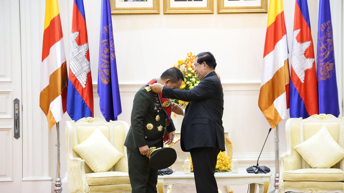 Tingkatkan Kerja Sama Militer AD Kedua Negara, Kasad Terima Medali Kehormatan Negara Kamboja