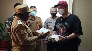 Bupati Willem Wandik Berikan Santunan Sekaligus Lepas Jenazah Korban Pembantaian KKB di Beoga Puncak