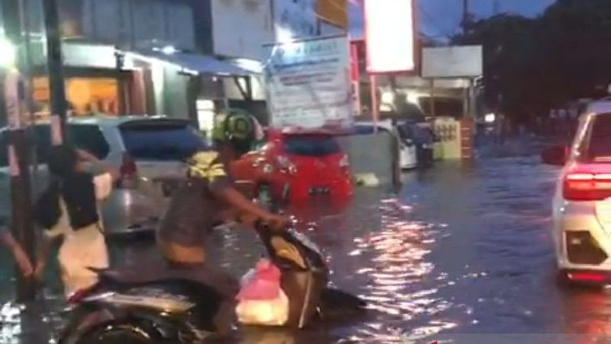 Banjir Palembang Imbas Hujan Deras 2,5 Jam, Pemkot Perintahkan Dishub Atasi Kemacetan