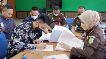 与Indra Kenz不同，Necis Doni Salmanan的《Look Is Without Handcuffs》，在移交给西爪哇检察官办公室时下了Pajero的车。