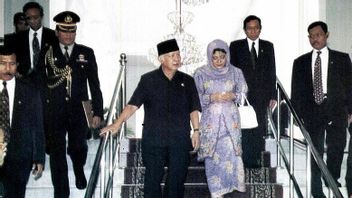 Moment 25 Years Of Reform: Cendana Family Asks Suharto To Resign