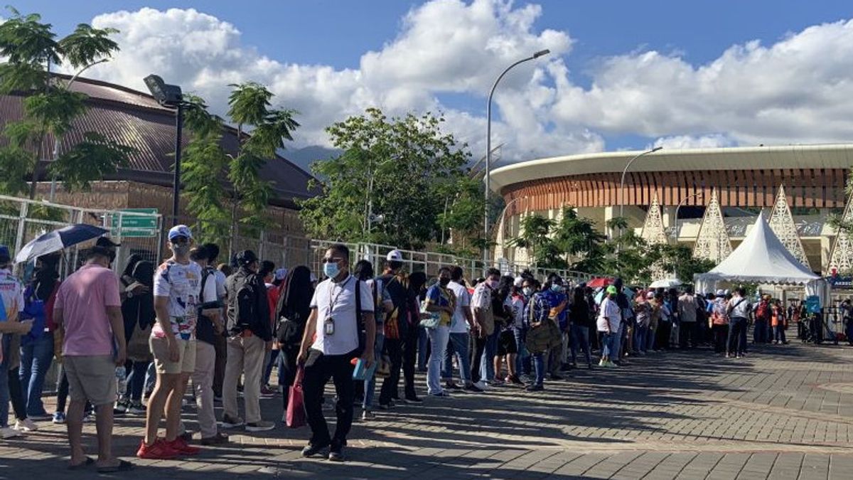 Papuans Are Enthusiastic To Watch The Closing Ceremony Of XX PON, The Queue Is Snaking