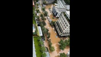 De Nombreuses Voitures Sont Inondées à Kemang