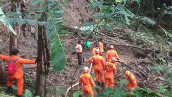 アユン川ウブド・ギャニャールの女性と10歳の子供の地すべりで2人の犠牲者が死亡