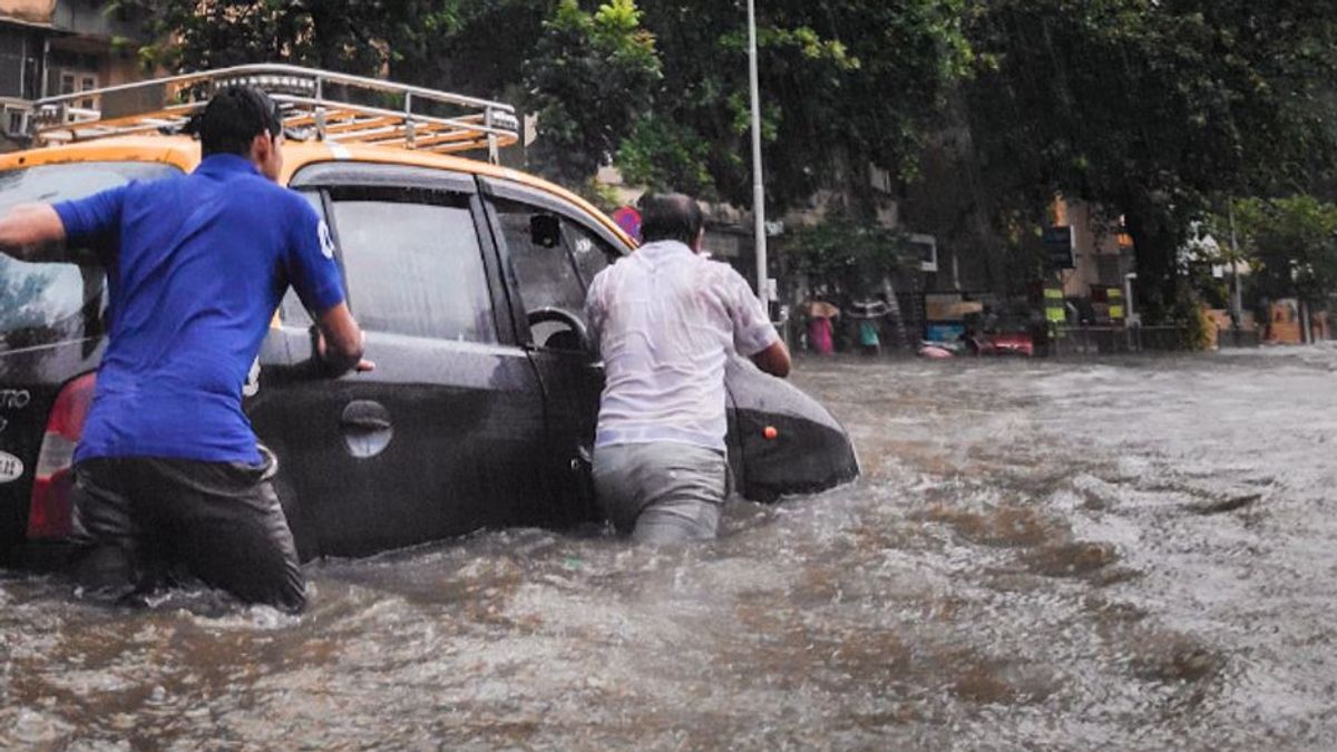 Residents Of RW 05 Rawasari Ask The Central Jakarta City Government To Immediately Build Water Channels So That They Don't Flood Again