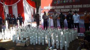 To Anies Baswedan, Police Chief Fadil Imran Hands Over 138 Confiscated Oxygen Cylinders To Fight COVID-19