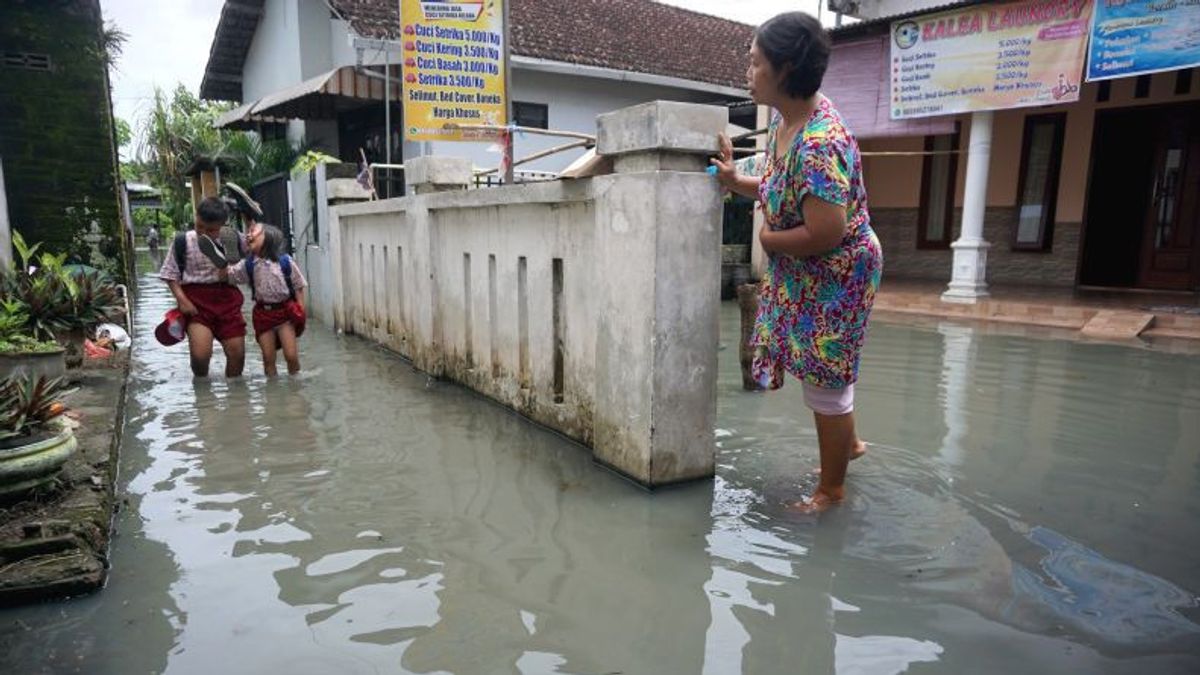 警方检查Modjopanggoong Tulungagung糖厂厂长在居民区发生污水淹没