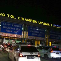 Jelang Tengah Malam, Kendaraan Arus Mudik di Tol Cikampek Makin Padat