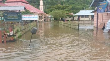 洪水和山体滑坡导致Jalan Weda-Patani Halmahera Tengah断裂
