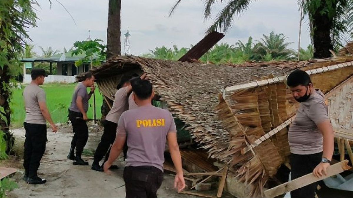 Polresta Deliserdang Bantu Warga yang Terkena Angin Puting Beliung