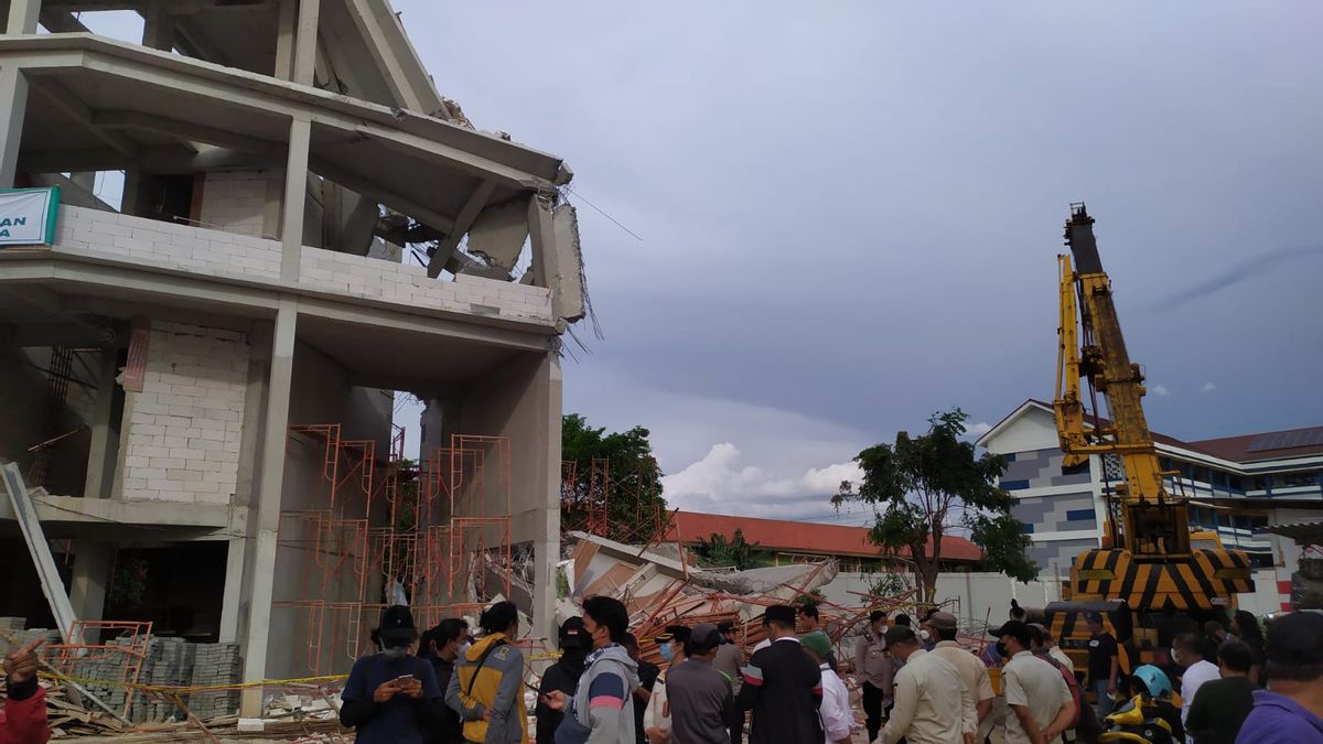 There Are Natural Workers Broken Legs Due To Collapse Of SMAN 96 West Jakarta Building