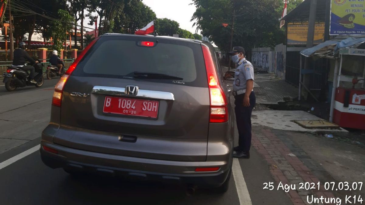 Mettez Le Drapeau Rouge Et Blanc à L’envers, La Voiture CRV à Plaque Rouge Est Criée