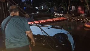 Gegara Salah choisit une ligne, Angkot à Jaksel dispersé dans la rivière pendant les inondations