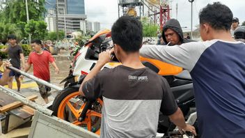 Ojek Gerobak: Making A Fortune In The Middle Of A Flood