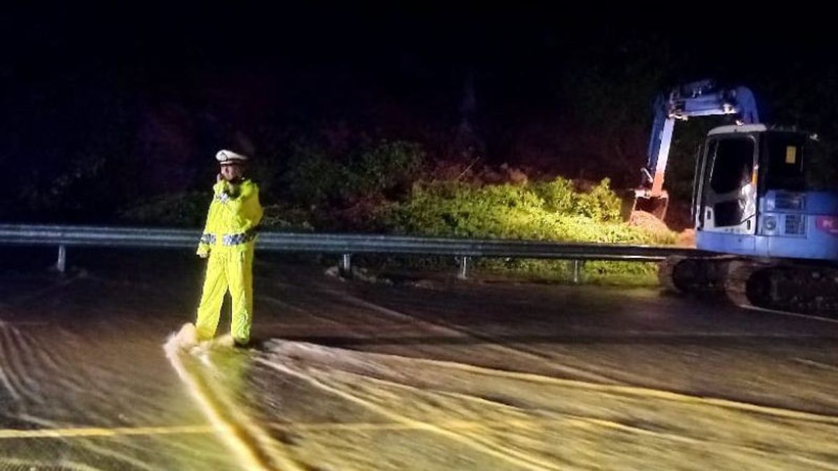 Tebing Jalan Tol Pandaan Arah Malang Longsor Akibat Hujan Deras