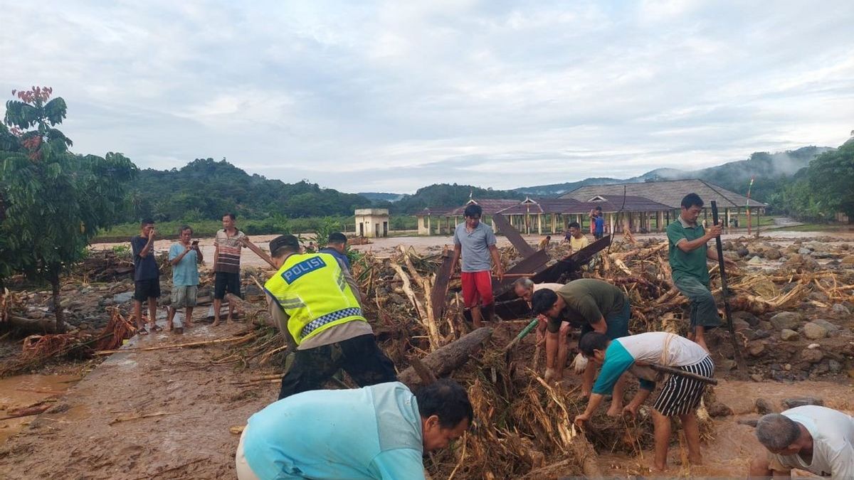 Ogan Komering Ulu의 돌발 홍수로 산사태 발생