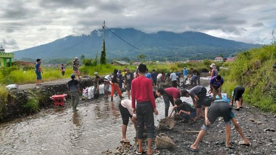 Residents-Santri Repair Damaged Road Access Due To Marapi Lavat Flood