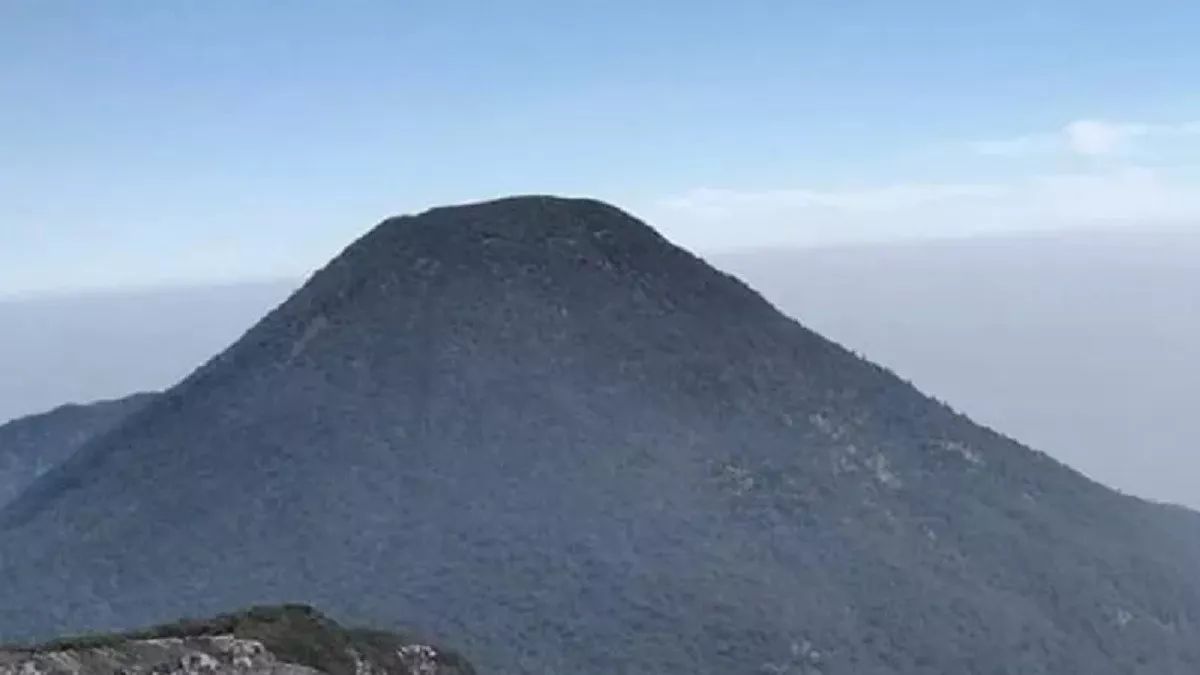 チボダス線は閉鎖されており、ゲデ・パングランゴ山に登ることは現在、プトリ山とサラビンタナ山を通っています